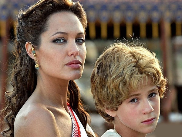 10. Мать Александра Македонского зовут...