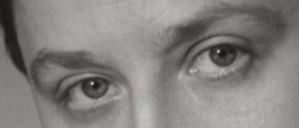 8. Какой артист изображен тут?