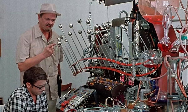 1. Что выгорело в машине времени в фильме "Иван Васильевич меняет профессию"?