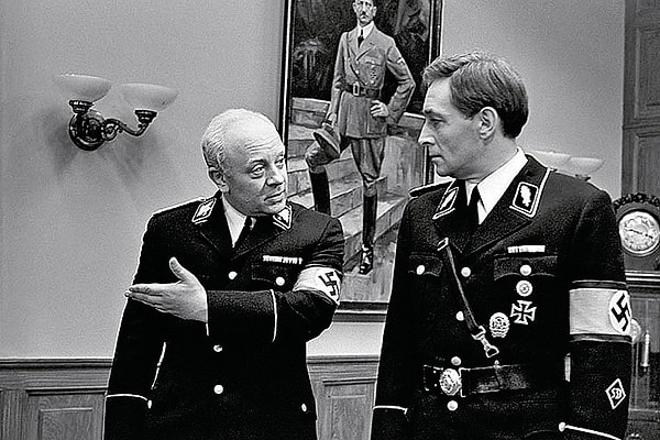 10. Как пастор Шлаг при помощи Штирлица нелегально попал в Швейцарию?