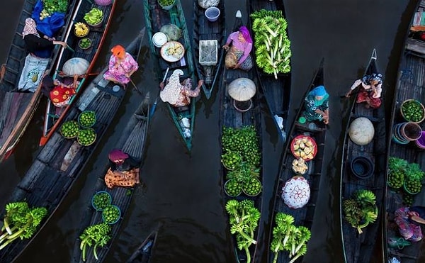 22. Красочный плавучий рынок в Индонезии