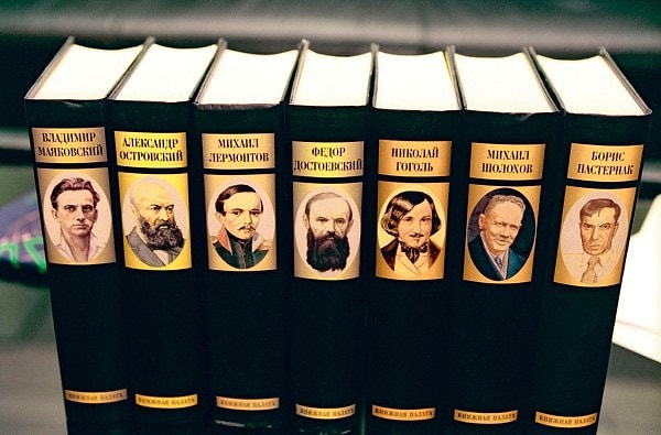 3. Укажите автора следующих строк: «Не выходи из комнаты, не совершай ошибку»