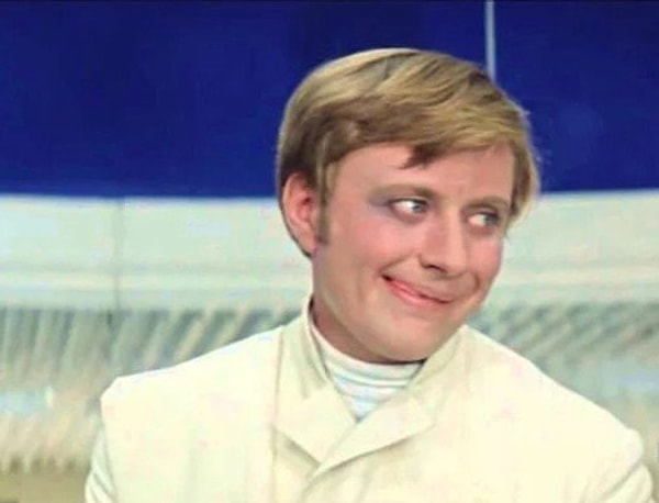 9. Во что «легким движением руки» должны были «превратиться» брюки Андрея Миронова в одном из фильмов?