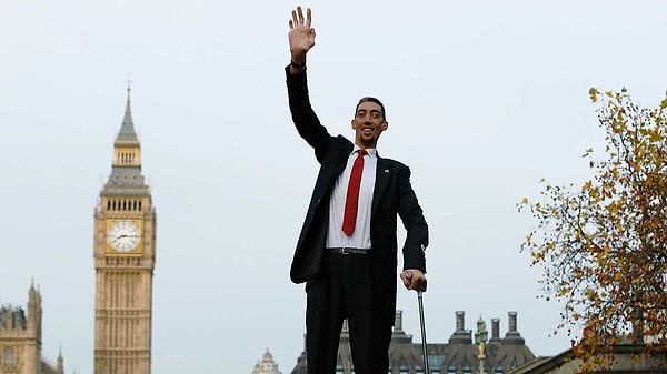 2. Вы самый высокий мужчина в мире. Это означает, что…