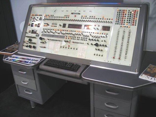 1951 - "Remington Rand" şirketi, ilk ticari bilgisayar olan UNIVAC I'i, ABD Nüfus Sayım Dairesi'ne teslim etti.