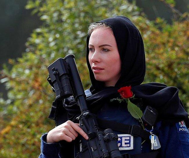 Adı Michelle Evans olarak açıklanan polis memuru, katledilen 50 Müslüman’a saygı için başörtüsü taktı ve hoşgörü sembolü haline geldi.