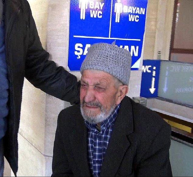 Avcılar Merkez Ulu Camii'nde tespih satan Ahmet Ulusoy, beklemediği bir anda bacağına tekme yiyerek yere savruldu.