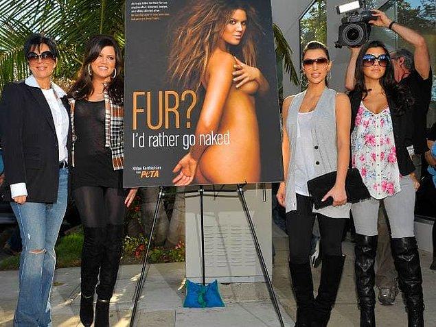 Örneğin Kardashian ailesi, Khloé Kardashian'ın PETA'nın "Kürk giyeceğime çıplak olmayı tercih ederim" kampanyasının ardından defalarca kez gerçek kürkle görüntülendi.
