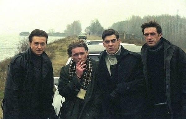 14. Кем были парни- главные герои из сериала "Бригада", в котором показана непростая жизнь 90-х?