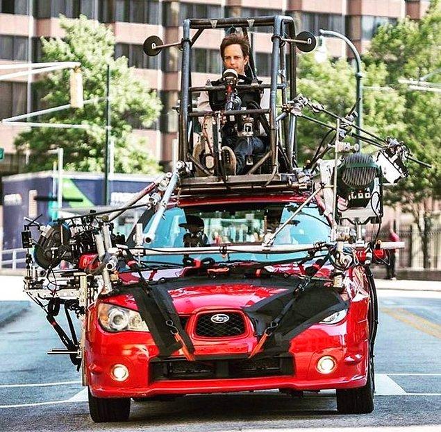 26. "Tam Gaz" filminin kamera arkası. Oyuncular rol yaparken gerçek şoför arabanın üzerinde.