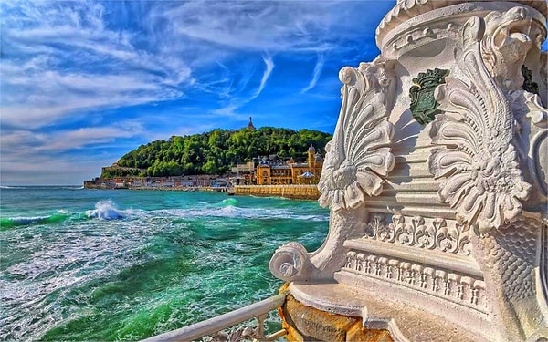 7. Берега Испании омывает...