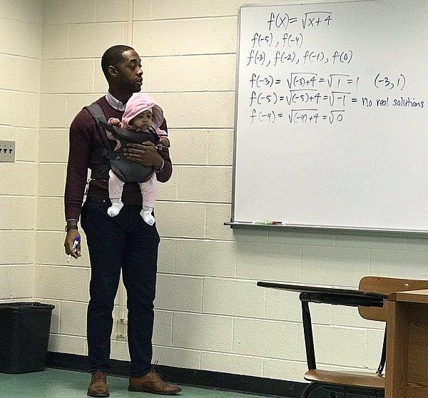 21. Bebeğini derse getirmek zorunda kalan öğrencisinden bebeği alıp; "Onu ben tutayım ki sen de not alabil" diyen öğretmen.