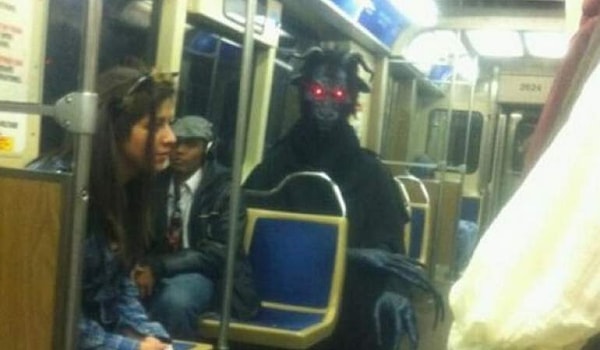 23. Парень в наушниках! Ты, главное, не оборачивайся!