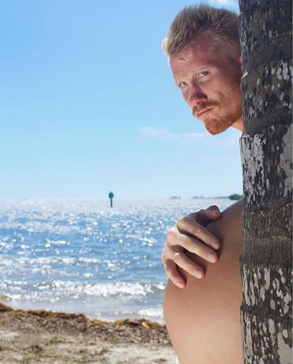 8. Мужчина может положить руку на живот для эффекта убедительности