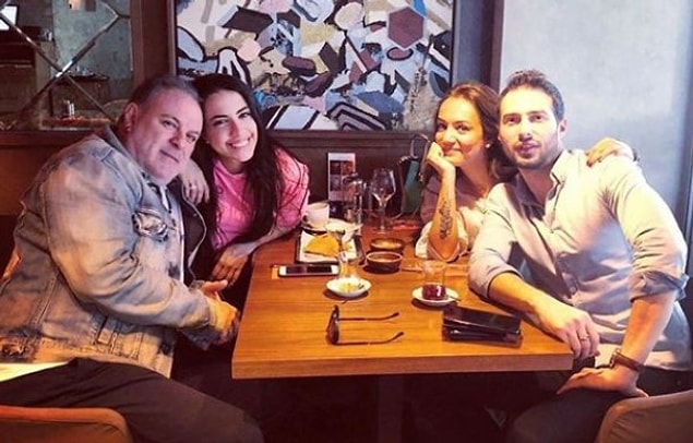 Yani arkadaşlar bazıları bu iki insan arasındaki ilişkinin kanlı bıçaklı olmasını mı bekliyordu? Toplum olarak sanırım boşanmaların ardından düşman olan çiftlere alıştık. Bu durum da bizi çarptı...