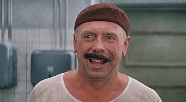 1. Как герой Папанова обозвал героя Никулина в "Бриллиантовой руке"?