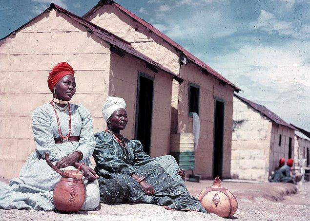 18. Windhoek, Namibya'dan Herero kabilesi üyeleri, 1950. Almanların 19. yüzyılda bölgeyi işgal etmesinin ardından kadınların basma kıyafetler giyiyor olması dikkat çekiyor.
