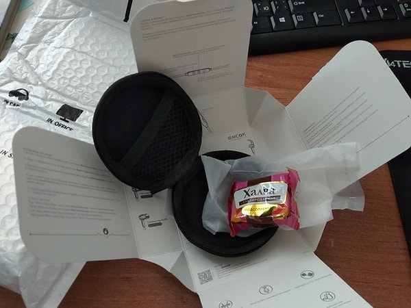 12. «Заказывала беспроводные наушники, а получила аккуратно упакованную халву»