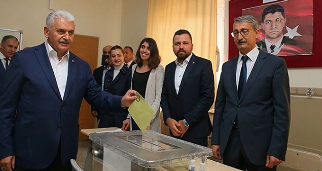 4. Siyasilerin oy vereceği sandığın iki dirhem bir çekirdek görevlileri