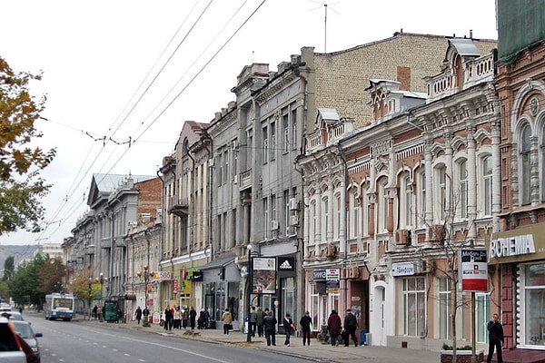 6. По этой улице вы могли гулять, будучи в...