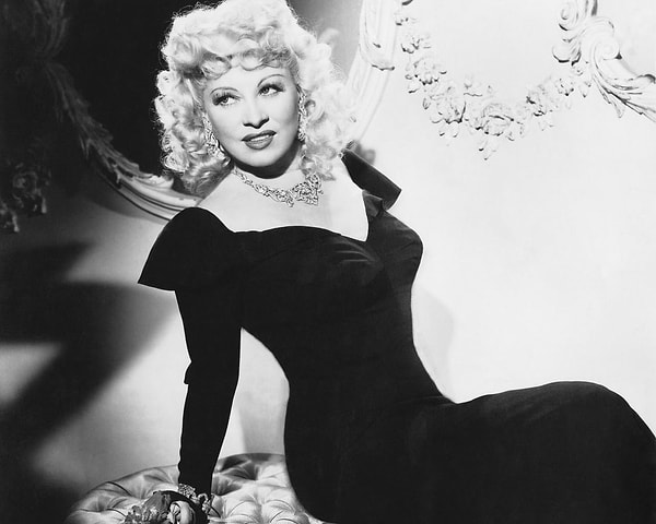 4. Мэй Уэст: "Вы живёте только один раз, но если вы делаете это правильно, ..."