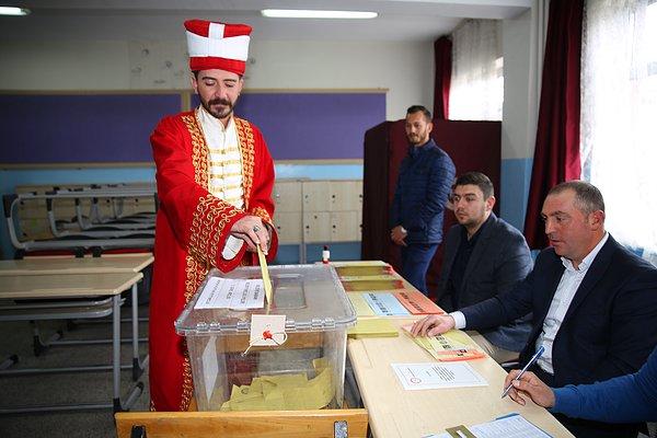 8. Nevşehir'de İlhan Kılıçtaş, 31 Mart Mahalli İdareler Genel Seçimleri için sandık başına mehter kıyafetiyle giderek oyunu kullandı.