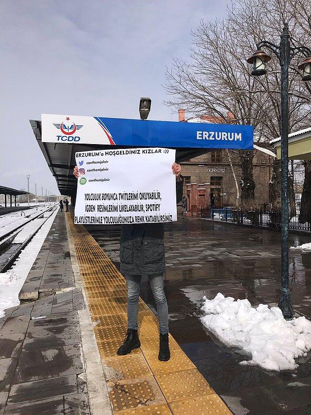 Erzurum'da okuduğunu söyleyen bir genç her gün tren garına giderek Doğu Ekspresi'yle geçenleri bu pankartla karşılıyor.