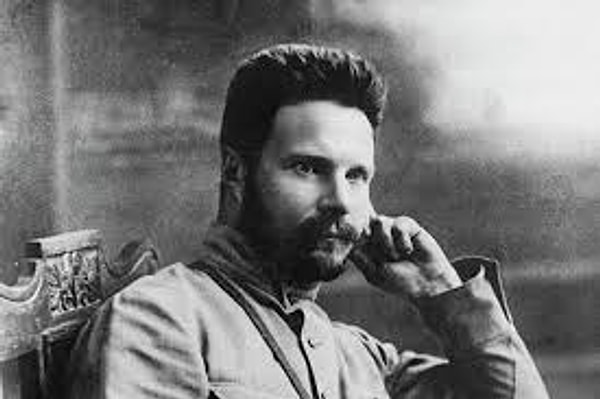 6. Кто из представленных военачальников был командиром Красной армии?