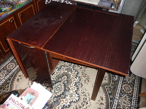 9. Кто помнит название этого стола, незаменимого для семейных застольев и экономящего место в малогабаритных советских квартирах?