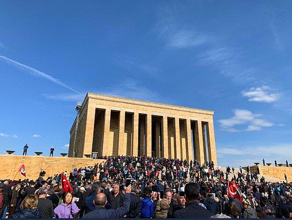 Anıtkabir'de İmamoğlu'nu karşılayan bir kalabalık olduğu görüldü