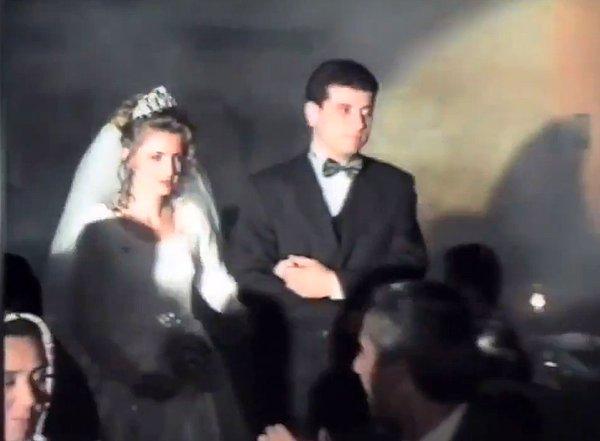 Video, İmamoğlu çiftinin düğün görüntüleriyle başlıyor. Heyecanlı 'Evet' sözleriyle devam ediyor...