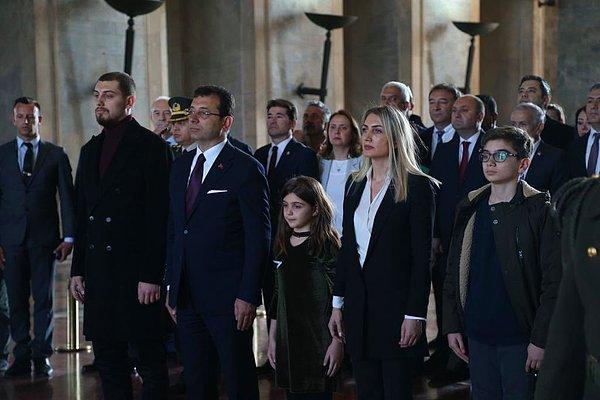 Bu aileyi en son dün Mustafa Kemal Atatürk'ün huzurunda, Anıtkabir'de, saygı duruşu yaparlarken bu kare ile görmüştük.
