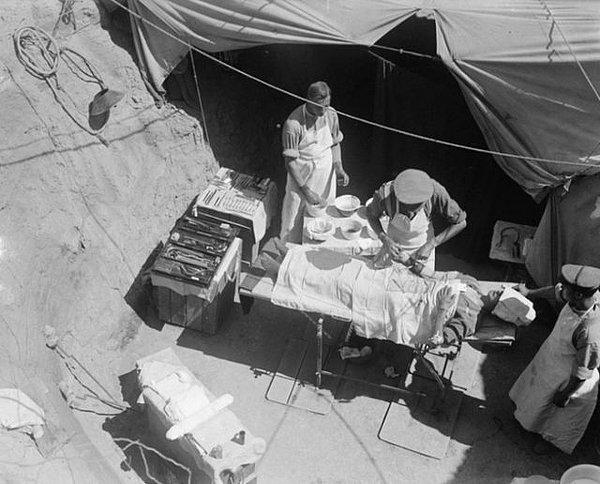 21. Yaralı bir anzak askeri açık havada ameliyat edilirken, Çanakkale 1915.