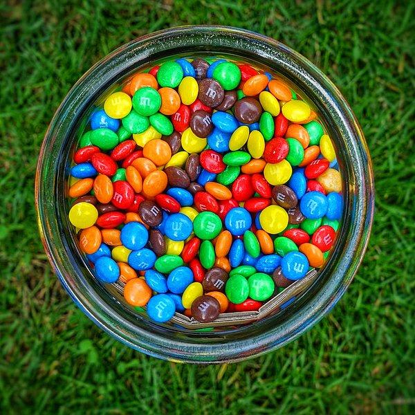 5. "Renkli şeker ve çikolataları tek tek renklerine göre ayırıp seçtiğim rengi bir seferde yiyorum. Daha sonra her renkten bir tane ayırıp onları da bir grup halinde yiyorum. "
