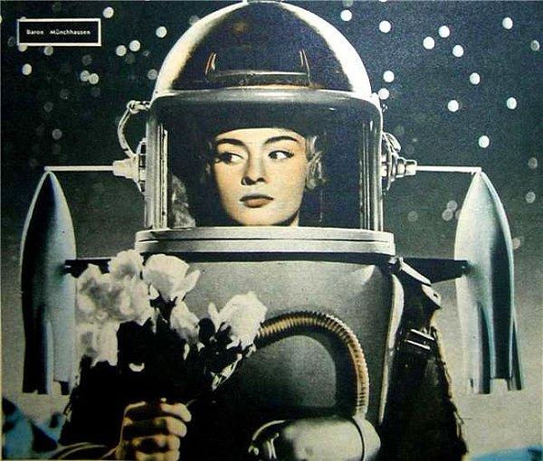 1. Astronot kıyafeti içinde bir kadın.