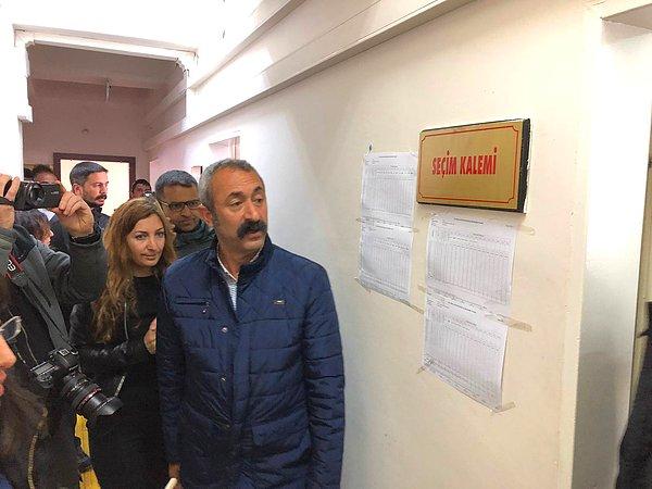 Türkiye'nin ilk ve tek TKP'li il belediye başkanı seçilen Maçoğlu, bir grup partiliyle sabah saatlerinde adliyeye gidip, Merkez İlçe Kurulu Başkanı Satı Taşkaya Şenlik'ten mazbatasını aldı.