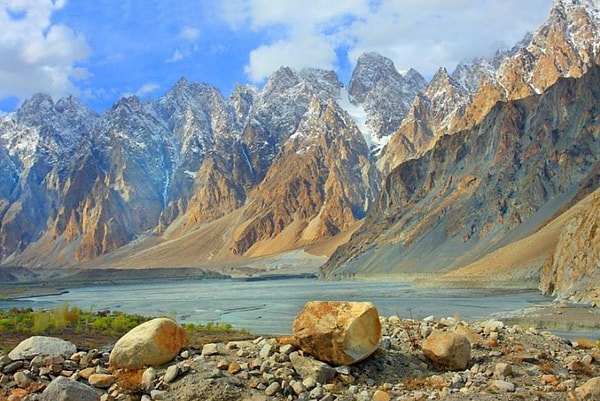 6. На флаге этого государства можно увидеть изображение мечети с михрабом и минбаром, над которой написана шахада.