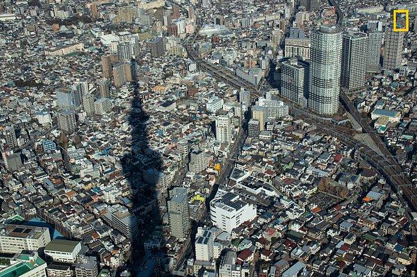 Marc Woo tarafından çekilen bu karede, Tokyo'nun Skytree binasının tepesinden bir öğlen vakit görülen manzaraya tanık oluyoruz.
