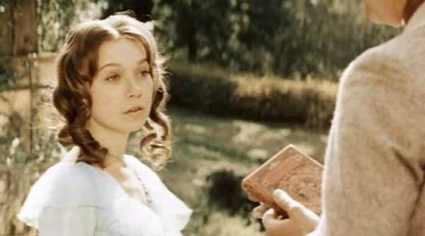 5. Главный герой влюбился в молодую барышню, но так и не смог толком признаться ей в своих чувствах. В итоге он остался один, потому что девушка уехала, и он больше никогда ее не видел.