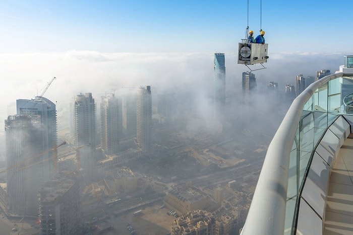 Dubai'nin 300 Metrelik Gökdeleninde Süper Kahraman Edasıyla Cam Temizliği Yapan Korkusuz Çalışanlar