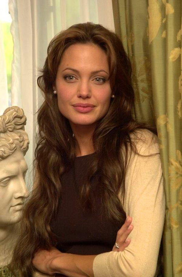 9. Angelina Jolie, Chloé Zhao’nun yönetmenliğini üstleneceği The Eternals isimli Marvel filminde Sersi rolünde oynayacak.