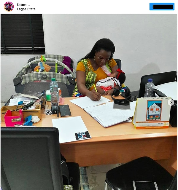 2. Или мама, которая одной рукой работает, а другой кормит своего ребенка.