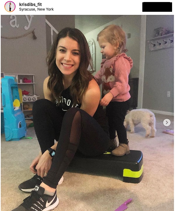 7. Мама, которая не забывает про спорт, даже если ее дочурка не отходит от нее ни на шаг.