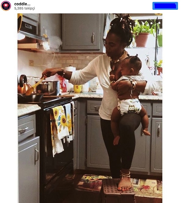 11. Мама, которая нашла способ кормить ребенка, не прерываясь от процесса готовки.