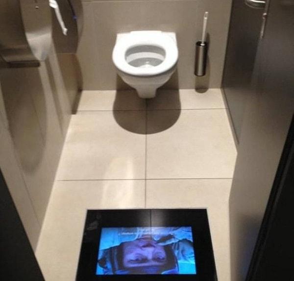 18. Bu sinema salonunun tuvaletinde filmi kaçırmamanız için ekranlar bulunuyor. Arayı beklemeye de gerek kalmıyor.