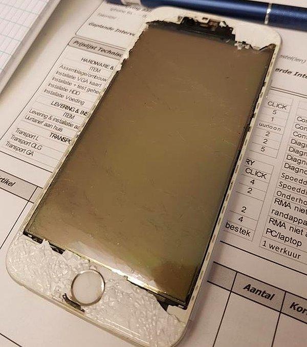 4. "Bir müşterimiz bu iPhone ile birlikte geldi. Camı kırılmış ve o da kırılan camı temizleyince belli olmayacağını düşünmüş."