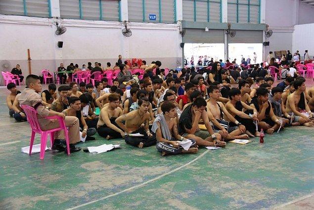 Лотерея и трансгендеры: Как проходит весенний призыв в армию Таиланда