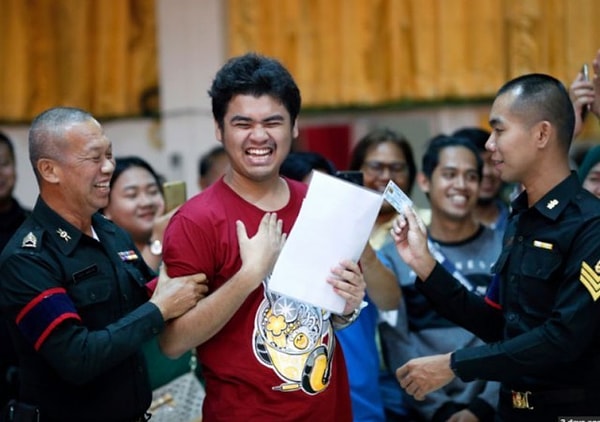 Схема лотереи проста: призывнику надо вытянуть красную или черную карточку из урны. Счастливчики, вытянувшие красную карточку, отправятся в армию.