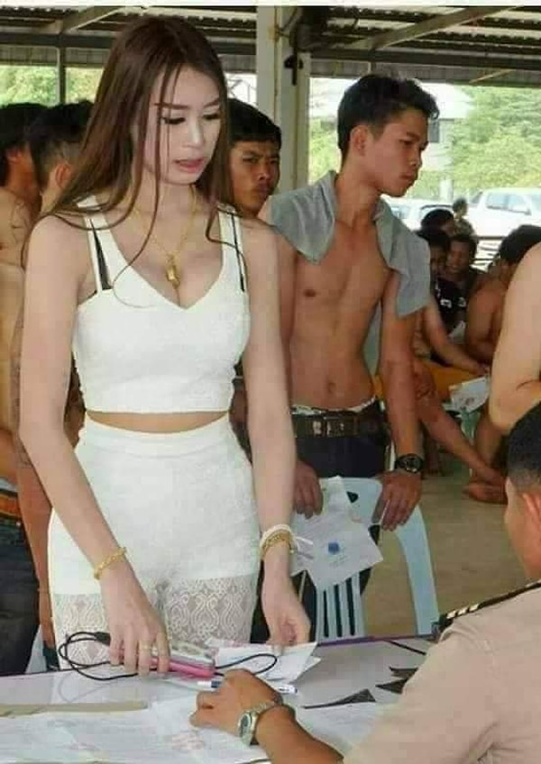 Тайские призывники делятся на три типа: настоящие мужчины, которые выглядят соответственно; транссексуалы, сделавшие себе грудь, и транссексуалы, сменившие пол.