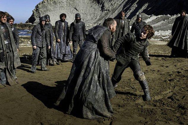 8. Jon Snow, Theon Greyjoy’u affetti!